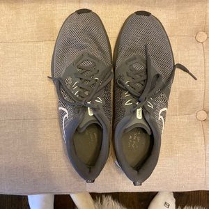 Nike size 9 tennis shoe